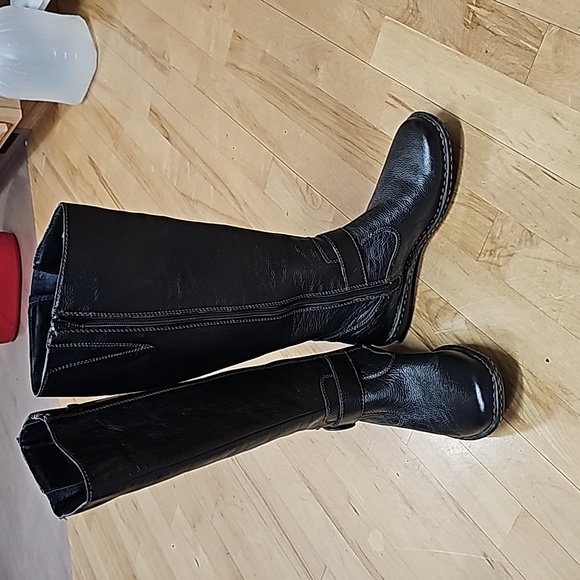 Barely worn pair of b.o.c boots! These are clean and classic. Size 7 - Picture 6 of 9